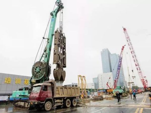 长大冶市吊车出租电话_大型吊车出租公司告诉你设备吊装搬运作业